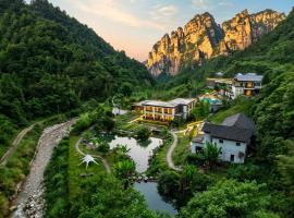 Floating Peaks Lodge-English Services-Near the Ticket Gate, hotel in Zhangjiajie