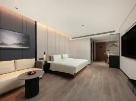 Guilin Yangshuo West Street City Center Atour Hotel