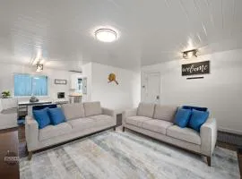 Adorable Downtown Cottage - Walk to Shops & Cafes