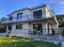 Rez-de-chaussée de notre villa vue sur lac, hotel em Aix-les-Bains