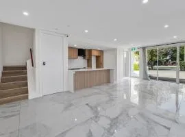 Spacious 4 BR Lakeside Apartment - Pet Friendly
