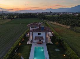 Villa Mariarosaria Luxury Dimora & Private Pool, מלון בAmorosi