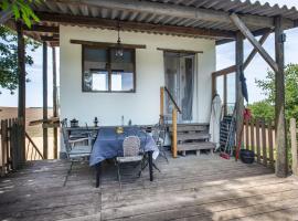 Tinyhouse sur l'étang de Bramefort, hotelli kohteessa Champsac