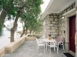 Emporios 1930, Seafront stone house
