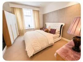 The Belford Hideaway - Large King Bedroom With Luxury Ensuite Free Parking WiFi & Netflix