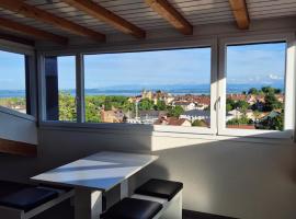 Charming attic with view on lake, Alps and castle、Colombierのホテル