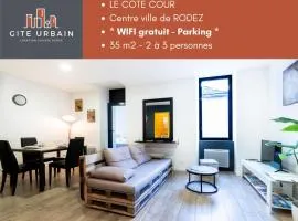 LE CÔTÉ COUR