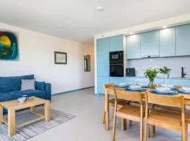 Apartament premium Piamola - balkon 33m2 z widokiem na Zalew Wiślany, ładowarka EV, box na rowery, basen