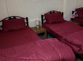 Rousan House, hotel a Um Qeis