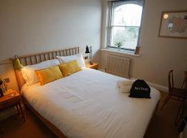 The Alma Taverns Boutique Suites - Room 3 - Hopewell, Hotel in Bristol