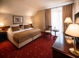 GARDEN Club - Hotel & Restaurant - FREE Outdoor Pool & Parking, hotel din Brașov
