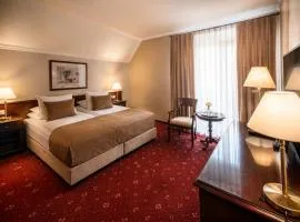 GARDEN Club - Hotel & Restaurant - FREE Outdoor Pool & Parking