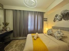 D Grey Pillows - 16th Floor One-Bedroom Condo Unit with Sea View, Hotel in Pontud
