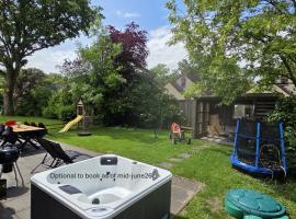 7 person House with garden, firepit, optional whirlpool, hammock, child friendly, slide, swimming lake and great coffee, hotel in Ewijk