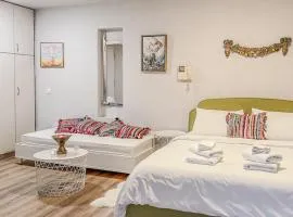 Cozy, Day-light Studio by The Mall