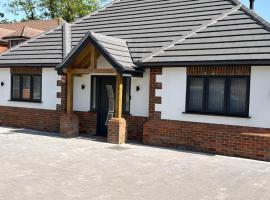 The Oak & Ember Stays, hotelli kohteessa Bagshot