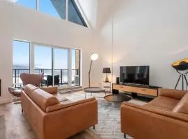 402 - The Penthouse Luxury Condo - View and Pool