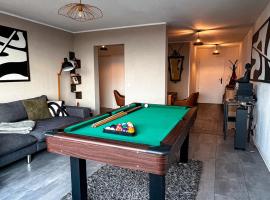 Bright designer apartment with pool table & 2 balconies, hotel i Ingolstadt