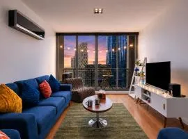 3BR Retro CBD Retreat - Pool, Views & Free Parking