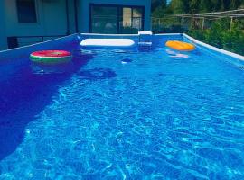Villa PeSa - Luxury Holiday House with Pool & Spa, hotel a Podgorica