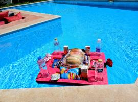 Iconic villa Five stars 2minitues from Gem and Pyramids, hotel v destinaci Sheikh Zayed