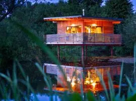 Spektakuläres Tiny House im Teich mit Terrasse und Kamin
