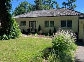 Einfamilienhaus mit Garten: Falkensee şehrinde bir otel
