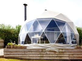 Geodome with private bathroom & hot tub, hotel i Bridport