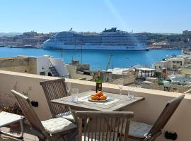 Historic Ground Floor apartment in medieval knights house with Sea View at the Marina, hotell i Senglea
