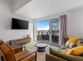 Lakeside 2-Bed Retreat with Sunny Balcony