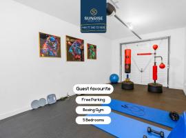Friary Townhouse - 5 Double Bedrooms, 4 Bathrooms, GYM, GAMES, GARDEN, Fully Equipped, Free Parking, Central Location, Contractors Favourite by SUNRISE LONG LETS and SERVICED ACCOMMODATION DUNDEE, hotel a Dundee