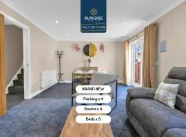 Lochee 1 - Large 4 Bedroom House with 6 Beds and 3 bathrooms, TVs in each room, Free Parking, Fully Equipped, Local Amenities, Easy Ring Road Access by SUNRISE LONG LETS and SERVICED ACCOMMODATION DUNDEE