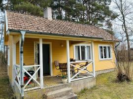 Cozy Gotland cottage low price next to Tofta beach: Visby şehrinde bir otel