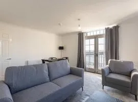 Spacious Harbourside 2BED Apartment with Sea Views