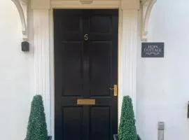 Hops Cottage, Yarm - private parking in gated Mews