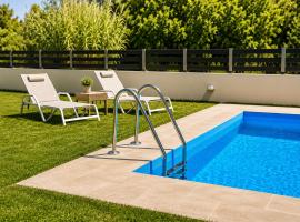 Villa Rose Ground Floor - Private Swimming Pool Garden, hotel en Koskinou