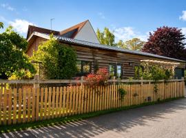 The Barn at White Rose Cottage: Towcester şehrinde bir otel