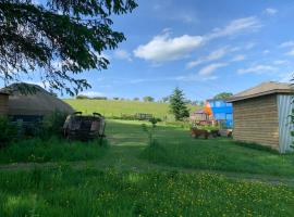 Bracken Barns Glamping & Massage, Hotel in Minishant