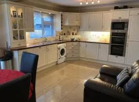 Modern Stylish 3-bed home sleeps 7