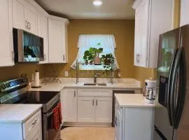 Cozy Pet friendly Decatur Guesthouse 2 Full Bath with 2 Car Garage
