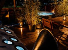 Péniche de charme avec jacuzzi sur canal du midi, Hotel in Toulouse