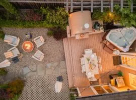 Healdsburg Plaza Charmer with Hot Tub!