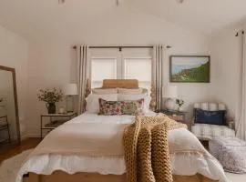 Healdsburg Plaza Pet-Friendly Charmer Hot Tub