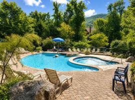 Huge condo in front of Tremblant ski resort, hotel em Mont-Tremblant