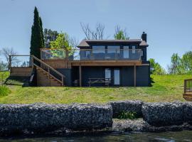 Narrows Nook - Prince Edward County Waterfront ST-2025-0078, Hotel in Deseronto