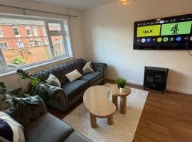 5 bedroom House FREE parking central sleeps 8