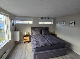 Cozy Apartment with Fjord View Þingeyri, hotel v destinaci Þingeyri