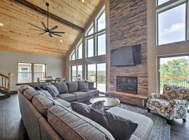 Lavish Retreat w/ Decks, Steps to Table Rock Lake! – hotel w mieście Lampe