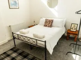 Historic Cottage Escape with free parking - 10 mins to St Andrews I 5 mins to Dundee I 5 mins to Tentsmuir Forest and Beach