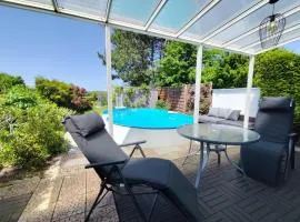 Ferienhaus mit Sommerpool, Terrasse und Glashaus